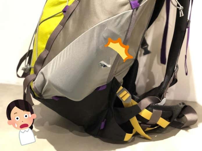 サイドポケットに穴があいたバックパック
