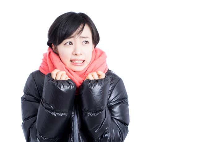 寒そうな女性