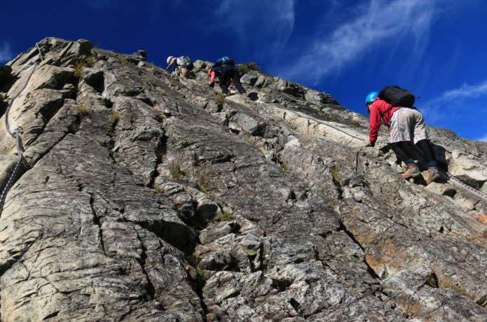 岩登りする登山者