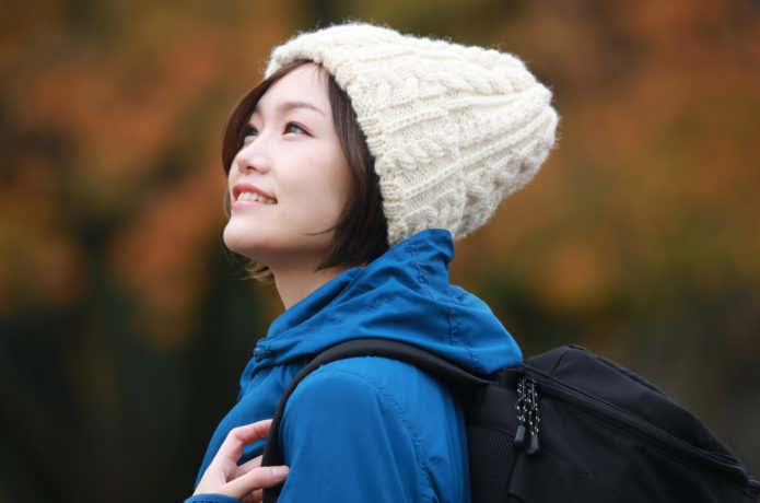ニット帽を被った女性