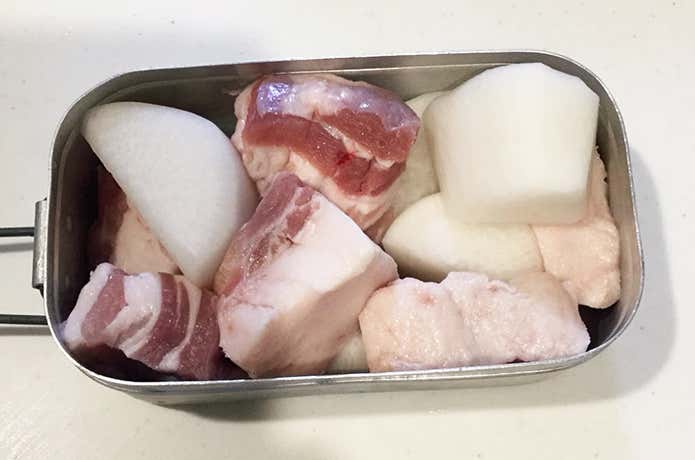 豚バラと大根をメスティンに詰めたところ