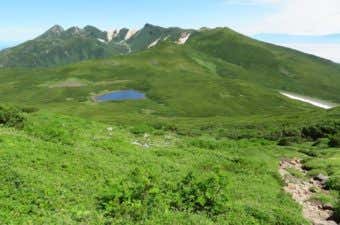 登山道　池