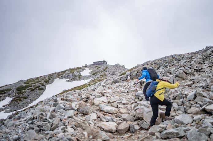 岩場を登る登山者