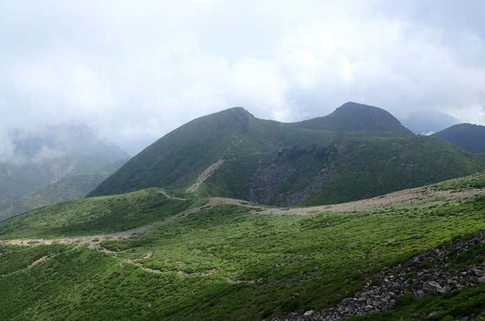 久住山山頂から見える中岳