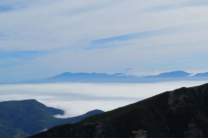空と山