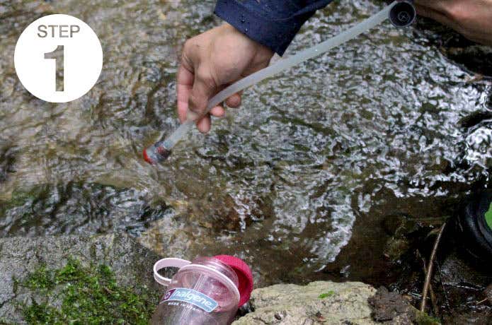 ノズル側のフィルター部分を水の中へ