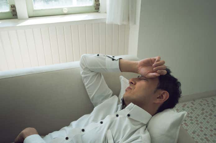 だるくて横になっている男性