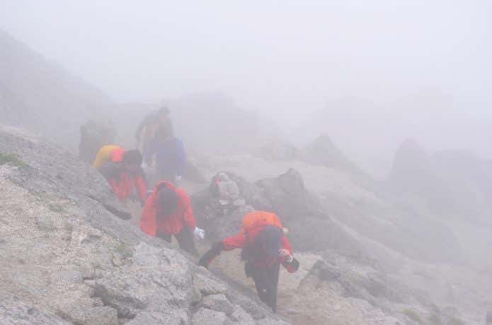 霧がかった登山道