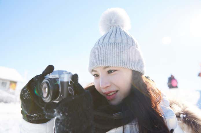 防水カメラをかまえる女性