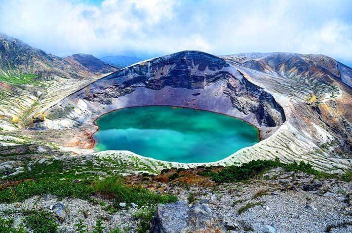 蔵王の御釜エメラルドグリーンの湖