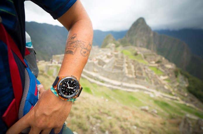 GPS時計をつけて登山する男性