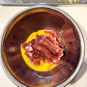 豚肉に下味をつける