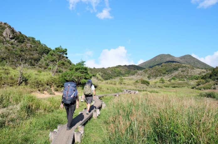 登山道を歩く登山者