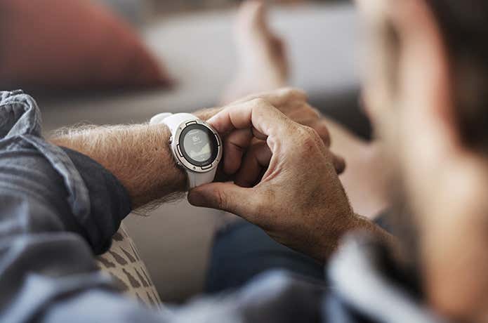 スント5を使っている男性　イメージ