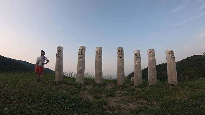 糸島の山の木像