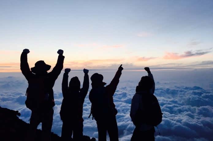 登山を楽しむ人々