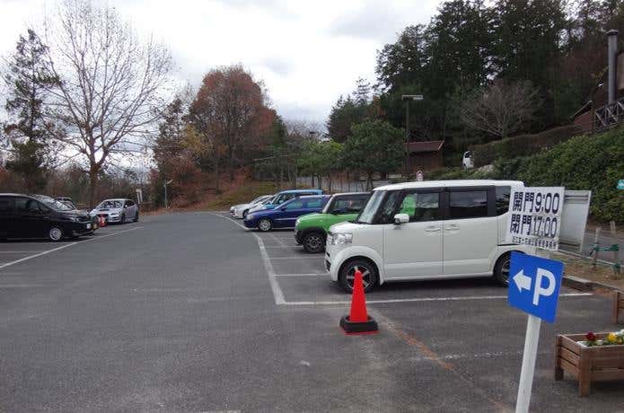 近江富士花緑公園ふるさと里館前の駐車場