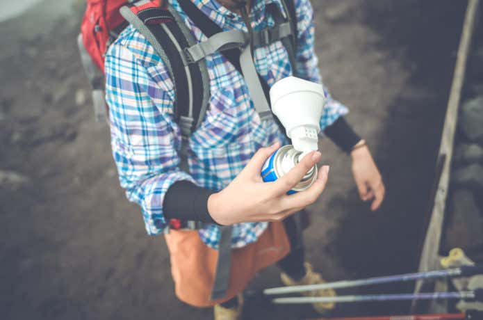 酸素スプレーを手に持つ人