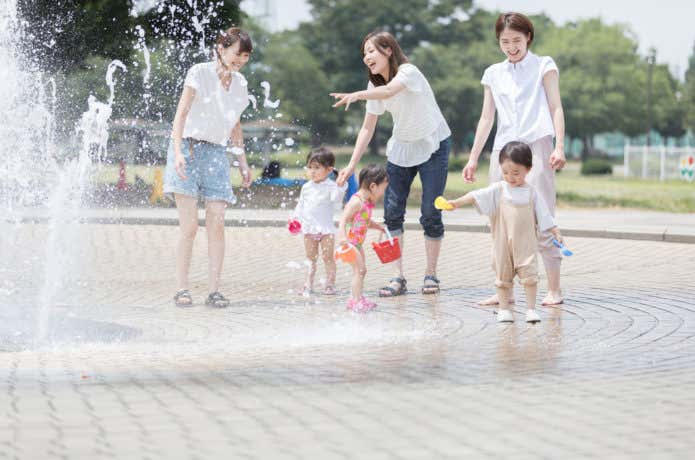 水遊びをする親子