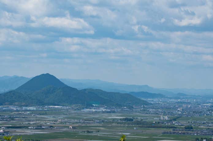 麓から見る三上山