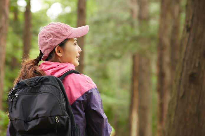 登山を楽しむ人