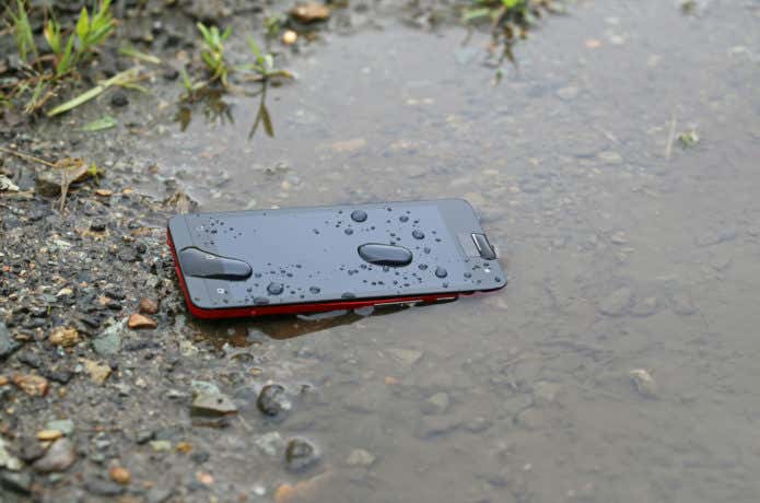 水たまりに落ちたスマホ