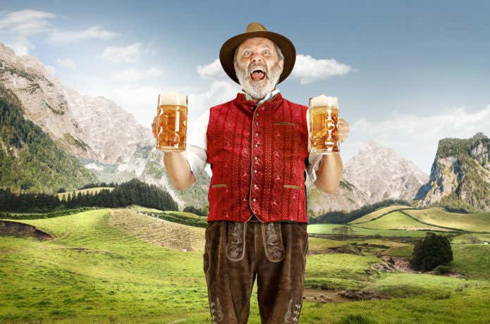 両手にビールを持つ人