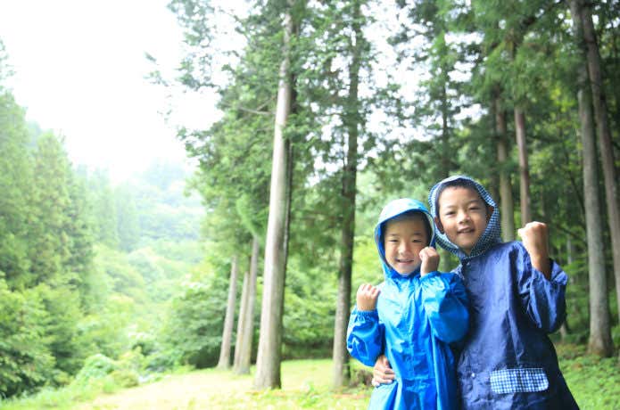 レインウェアを着る子供