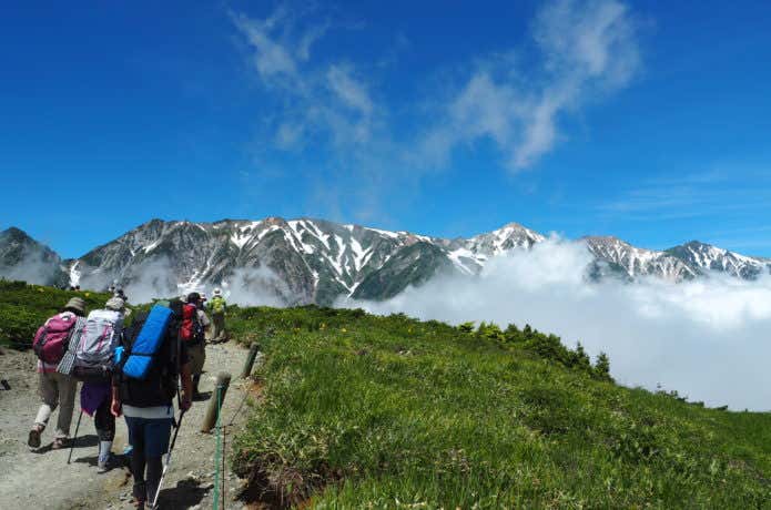 夏に登山をする人たち