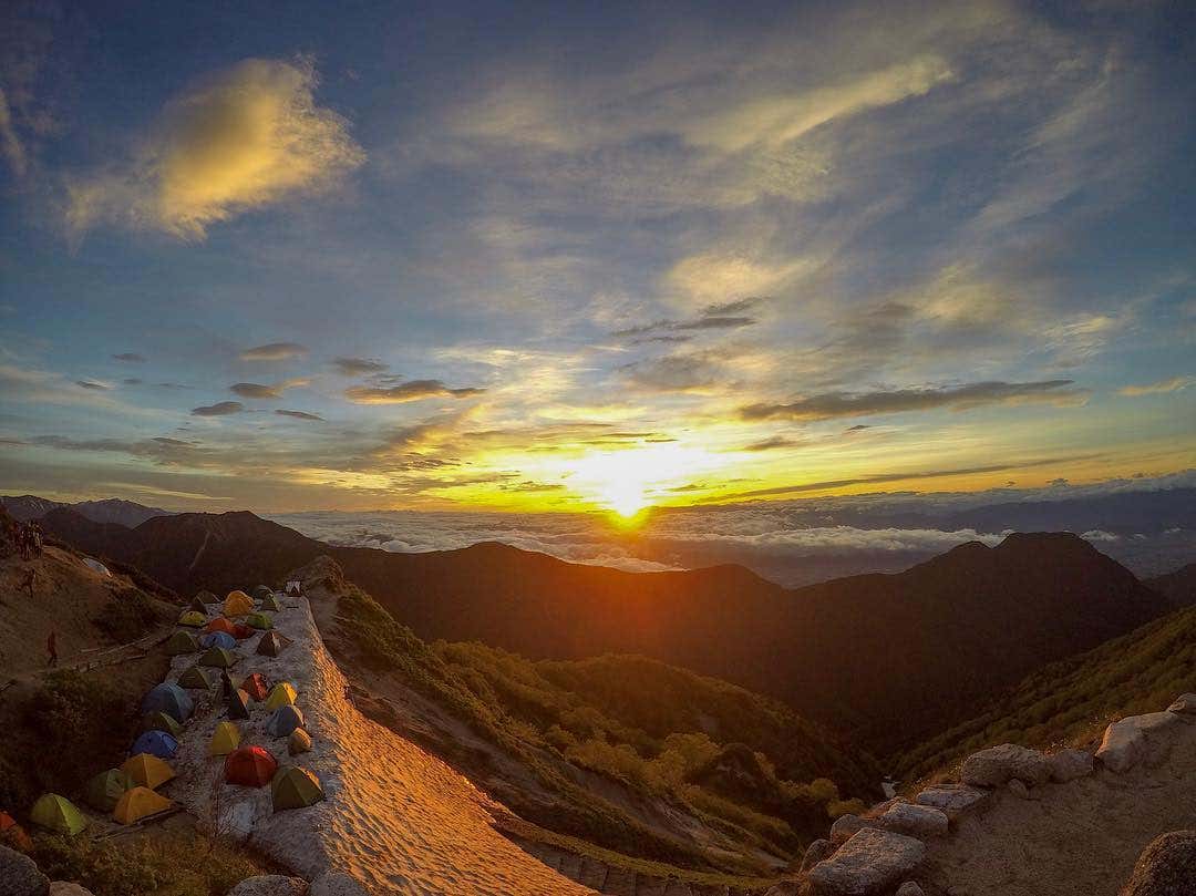 燕山荘 テント場 朝焼け