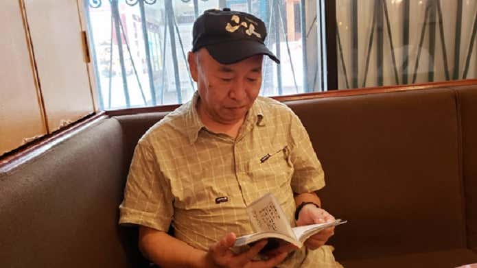 小説を読む安曇さん