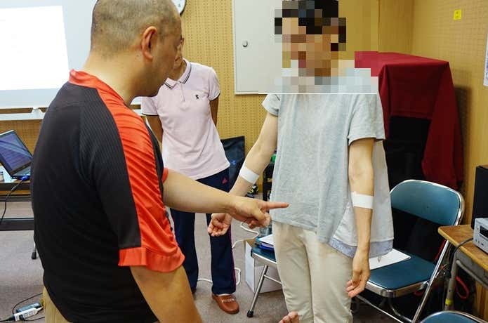 テーピング講習会　左右の腕で比較している様子