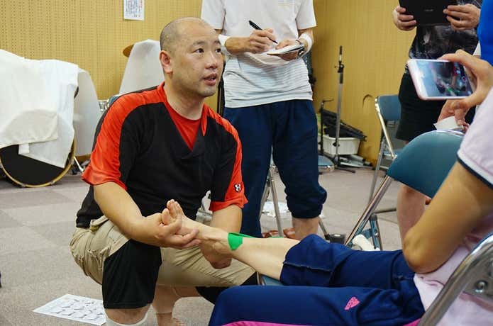 テーピング講習会　解説をする岡田智一さん