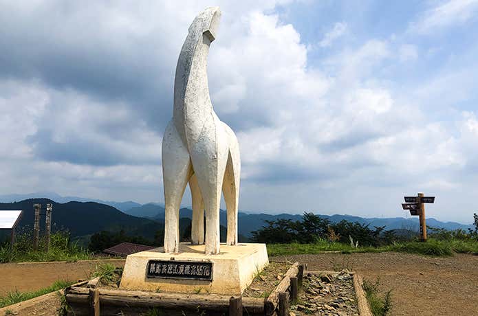陣馬山の白馬像