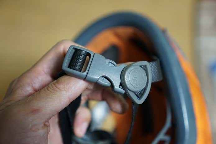 登山用ヘルメット　あご紐