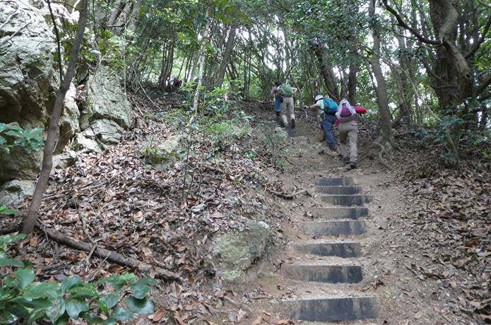 階段を登る登山者
