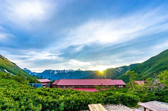 山小屋と太陽