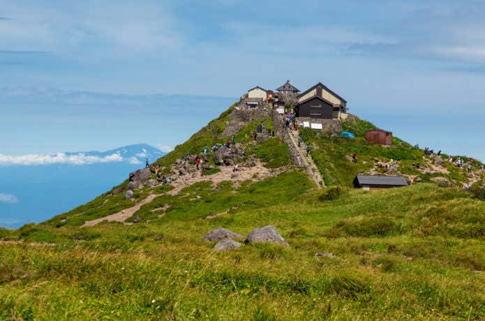 月山と登山客
