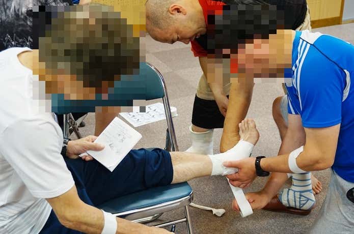 テーピング講習会　参加2回目の男性