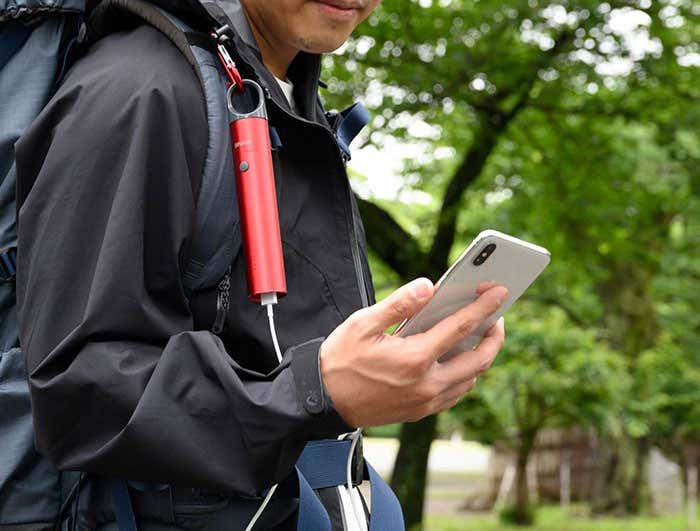 リュックに下げたまま充電する画像