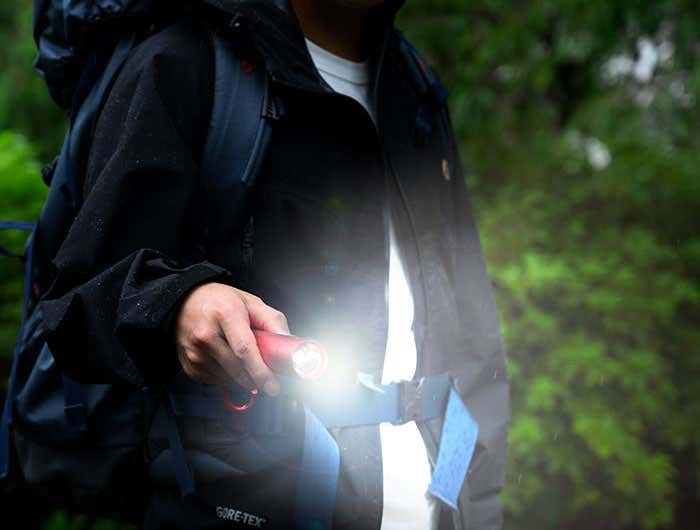 アウトドアで暗い道をLEDライトで照らしている画像
