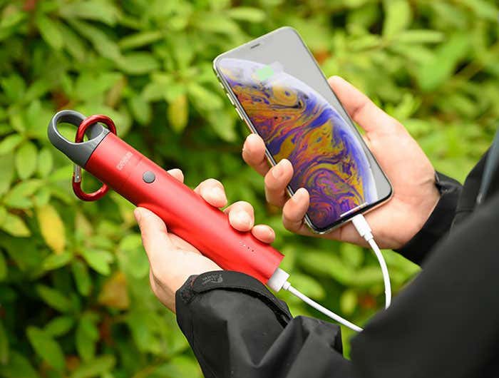 スマホを充電している画像