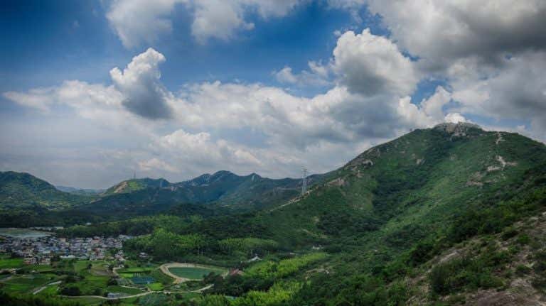 高御位山を見上げる