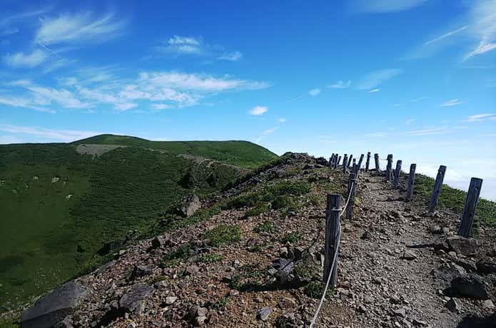 大岳山頂から井戸岳と赤倉岳への噴火口そばの稜線