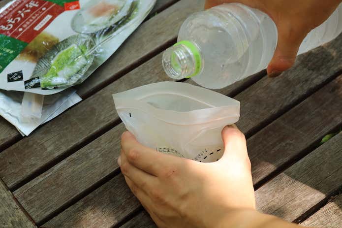 もち六年　水を注ぐ