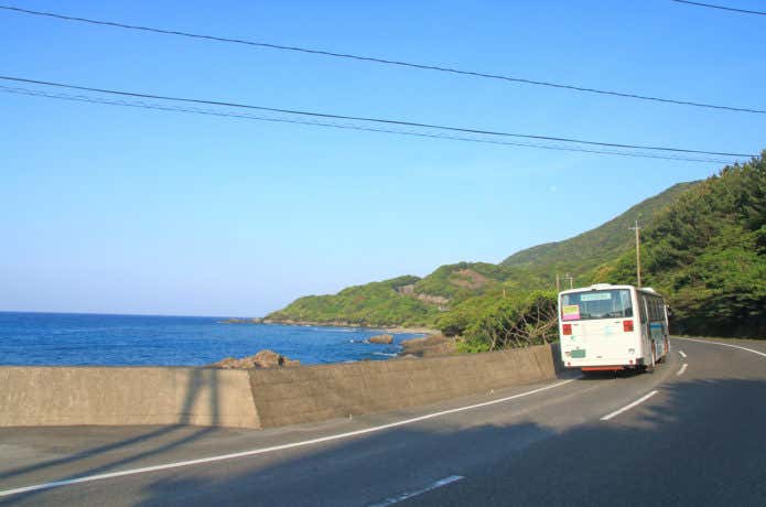 海沿いを走るバス