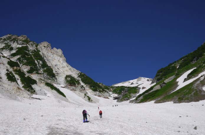 大雪渓を歩く人々