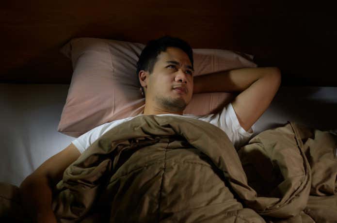 目が冴えて眠れない人