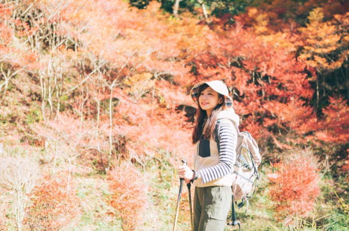 紅葉を楽しむ女性