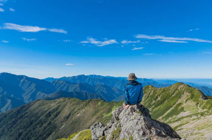 石の上に座る登山者